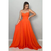 Vestido formal largo de dama de honor con escote en forma de corazón y tirantes finos