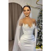 Vestido de noche largo blanco de satén plisado con cuentas y sin tirantes