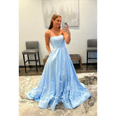 Robe de bal longue trapèze sans bretelles avec appliques et traîne