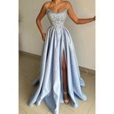 Elegante y lujoso vestido formal de fiesta con cuentas, hombros descubiertos, sin mangas, corte A, largo y abertura