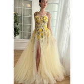 Vestido de fiesta formal de tul con tirantes finos, glamuroso y dramático, corte A y flores