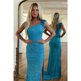 Vestido de fiesta brillante con abertura lateral, plumas y un hombro