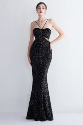 Robe de bal longue sirène noire à sequins et décolleté en V, avec découpe en forme de goutte d'eau.