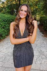 Vestido ajustado negro brillante con cuello halter y pedrería para baile de bienvenida