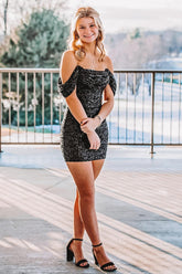 Vestido corto ajustado de lentejuelas con hombros descubiertos y brillo para baile de bienvenida