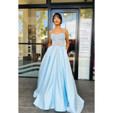 Vestido de fiesta de corte A con escote en forma de corazón, tirantes finos y apliques de encaje