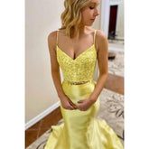 Vestido de fiesta de dos piezas con tirantes finos de satén amarillo y parte superior de encaje