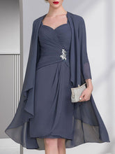 Vestido de corte recto/columna, escote corazón, largo hasta la rodilla, de gasa, con apliques de cuentas, encaje, lentejuelas y pliegues para la madre de la novia.