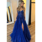 Elegante y lujoso vestido de fiesta de noche de tul con tirantes, espalda descubierta, corte A y abertura lateral