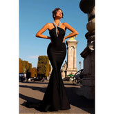 Robe de soirée longue noire style sirène, décolleté en V, perles et plis