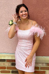 Vestido corto rosa de lentejuelas con hombros descubiertos y plumas, estilo tubo, para fiesta de bienvenida.