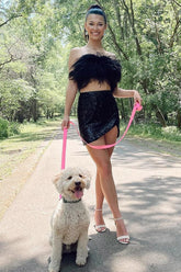 Vestido corto negro de dos piezas sin tirantes para fiesta de bienvenida con plumas