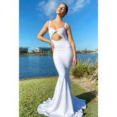 Robe de bal longue fourreau dos nu à découpes et col carré