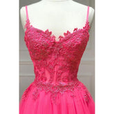 Vestido de fiesta largo de corte A con tirantes finos y apliques de encaje