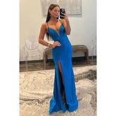 Robe de bal longue bleue à bretelles et col en V, avec fente et perles