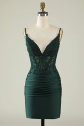 Vestido de fiesta verde oscuro ajustado con escote en V, plisado y con apliques Y2660