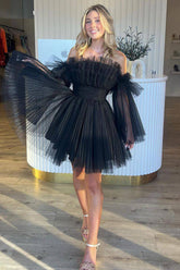 Robe de bal courte noire en tulle, bustier, coupe trapèze, ornée de volants, d'une élégance admirable.