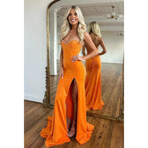 Vestido de noche largo de satén con escote corazón, sin tirantes, con cuentas y abertura