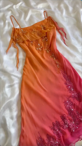 Robe de soirée élégante à fines bretelles spaghetti, en mousseline orange ombrée ornée de perles, référence Y8304