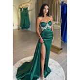 Vestido de noche largo de satén fruncido con escote corazón, sin tirantes y cuentas