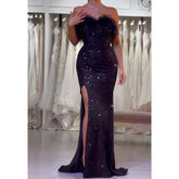 Vestido de fiesta largo con plumas brillantes sin tirantes y abertura en la espalda