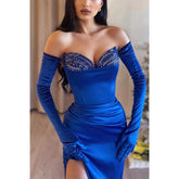 Robe de soirée ajustée à épaules dénudées et froncée avec fente latérale