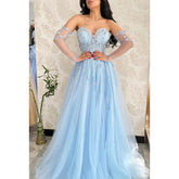 Vestido de noche largo de tul con apliques y cuentas, sin tirantes y escote en forma de A