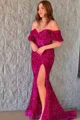 Robe de bal longue sirène à sequins fuchsia, épaules dénudées et fente sur le devant