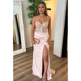 Hermoso y encantador vestido de fiesta con tirantes cruzados, sin mangas, corte tubo y abertura lateral