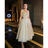 Vestido de fiesta brillante con tirantes finos y cuentas