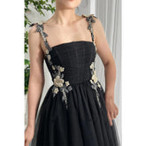 Robe de soirée trapèze en tulle à bretelles spaghetti et appliqués floraux