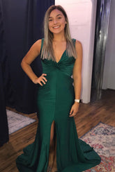 Robe de bal longue verte à décolleté en V et fente sur le devant