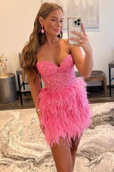 Vestido corto rosa ajustado de fiesta con escote corazón y plumas