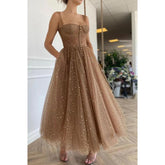 Vestido formal rosa con lentejuelas, escote corazón y tirantes finos y bolsillos