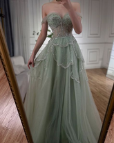 Robe de soirée vert sauge, coupe trapèze, épaules dénudées, en tulle orné de perles, Y8157