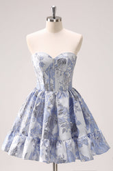 Lindo vestido corto azul de corte A con estampado de escote corazón y corsé, con volantes, ideal para fiestas de bienvenida.