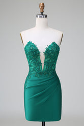 Elegante vestido corto de fiesta ajustado, sin tirantes, plisado y de color verde oscuro con detalles de pedrería.