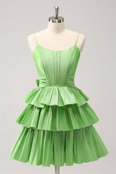 Robe de bal verte mignonne, coupe trapèze, bretelles spaghetti, corset à volants étagés et nœud.