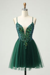 Robe de bal courte vert foncé à sequins, col en V et appliques, coupe trapèze, mignonne.
