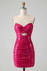 Elegante vestido ajustado fucsia sin tirantes con escote tipo ojo de cerradura y pliegues