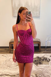 Robe de bal courte moulante à bretelles spaghetti et sequins fuchsia pailletés