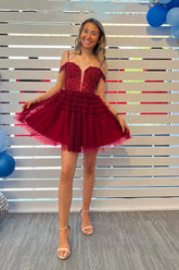 Robe de bal courte bordeaux à épaules dénudées, bustier trapèze en tulle et appliques