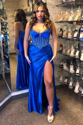 Robe de bal longue sirène en satin bleu roi pailleté, bretelles spaghetti et corset orné de perles
