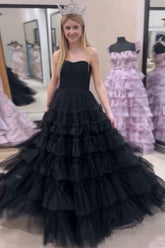 Robe de bal longue tendance sans bretelles en tulle à volants et coupe trapèze
