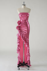 Robe de bal longue fuchsia métallisée à paillettes et à volants avec fente