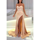 Vestido de noche de satén fruncido con cuentas y tirantes finos en forma de corazón