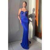 Vestido formal sin mangas con abertura y lentejuelas, tirantes finos y corte tubo/columna