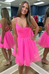 Lindo vestido corto rosa fucsia de tirantes finos con corte en A y espalda cruzada, ideal para fiestas de bienvenida.