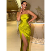 Vestido de fiesta largo de satén plisado, sin tirantes y con abertura lateral