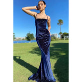 Vestido de fiesta largo de terciopelo con tirantes finos y brillante